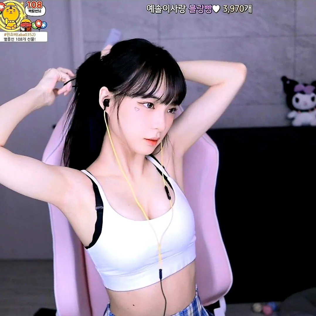yunhee1222 — nude asian cam girl: leaks, pics & videos